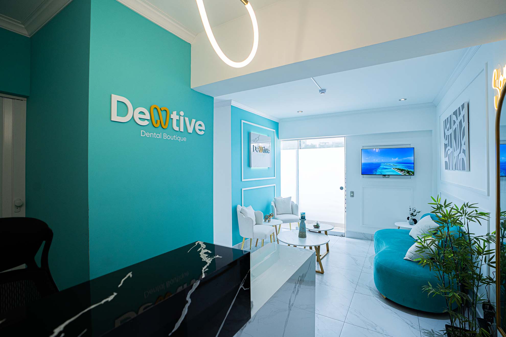Sala de espera de Dentive Dental Boutique - Interior moderno con logo de marca y diseño minimalista